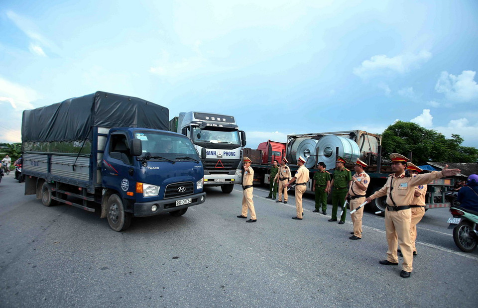 Cảnh ùn tắc giao thông khu vực quanh trạm thu phí BOT số 1 quốc lộ 5 huyện Văn Lâm. (Ảnh: Phạm Kiên/TTXVN)