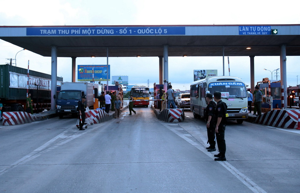 Cảnh ùn tắc giao thông khu vực quanh trạm thu phí BOT số 1 quốc lộ 5 huyện Văn Lâm. (Ảnh: Phạm Kiên/TTXVN)