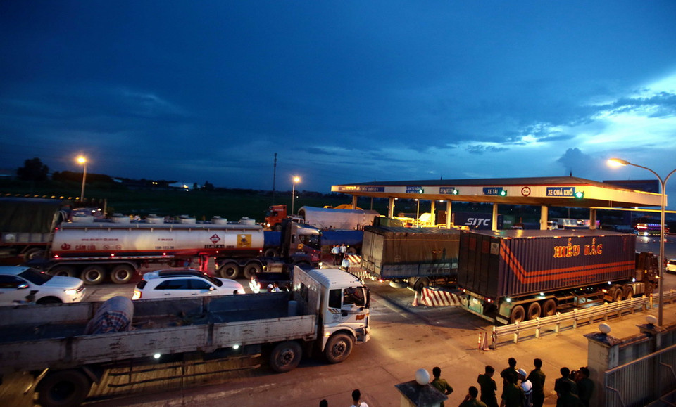 Cảnh ùn tắc giao thông khu vực quanh trạm thu phí BOT số 1 quốc lộ 5 huyện Văn Lâm. (Ảnh: Phạm Kiên/TTXVN)