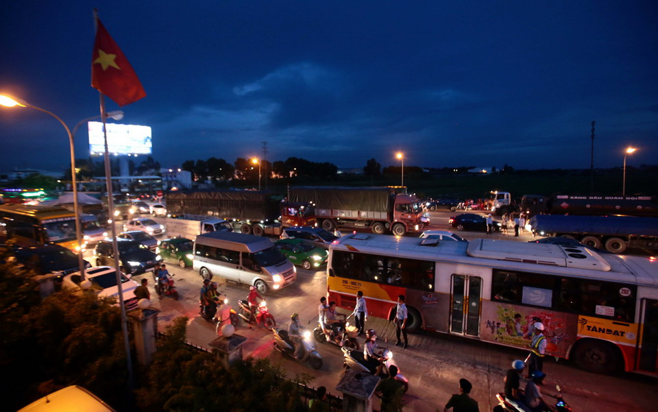 Cảnh ùn tắc giao thông khu vực quanh trạm thu phí BOT số 1 quốc lộ 5 huyện Văn Lâm. (Ảnh: Phạm Kiên/TTXVN)