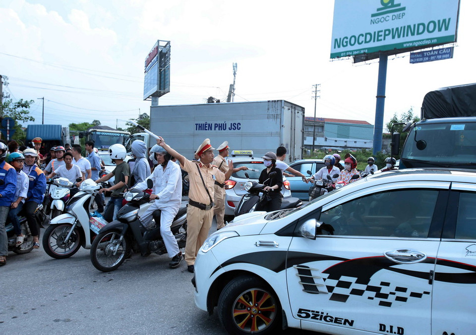 Cảnh ùn tắc giao thông khu vực quanh trạm thu phí BOT số 1 quốc lộ 5 huyện Văn Lâm. (Ảnh: Phạm Kiên/TTXVN)