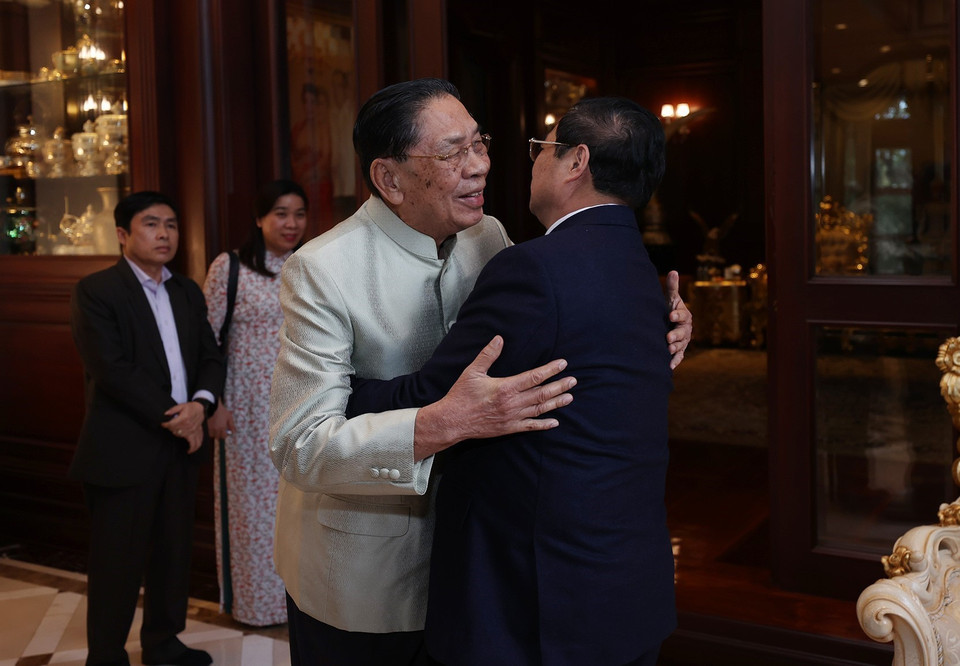 Thủ tướng Phạm Minh Chính thăm đồng chí Choummaly Sayasone, nguyên Tổng Bí thư, Chủ tịch nước CHDCND Lào. (Ảnh: Dương Giang/TTXVN)