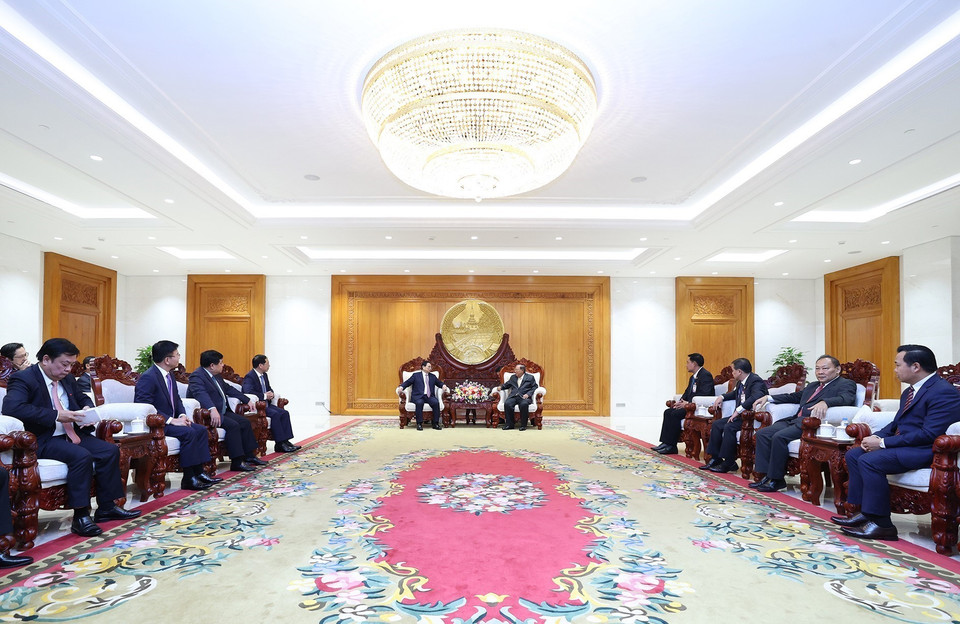 Thủ tướng Phạm Minh Chính thăm đồng chí Bounnhang Vorachith, nguyên Tổng Bí thư, Chủ tịch nước CHDCND Lào. (Ảnh: Dương Giang/TTXVN)