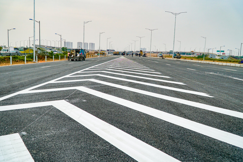 Mọi công việc hoàn thiện về an toàn giao thông đang được gấp rút hoàn thiện nhanh chóng để thông xe. (Ảnh: Minh Hiếu/Vietnam+)