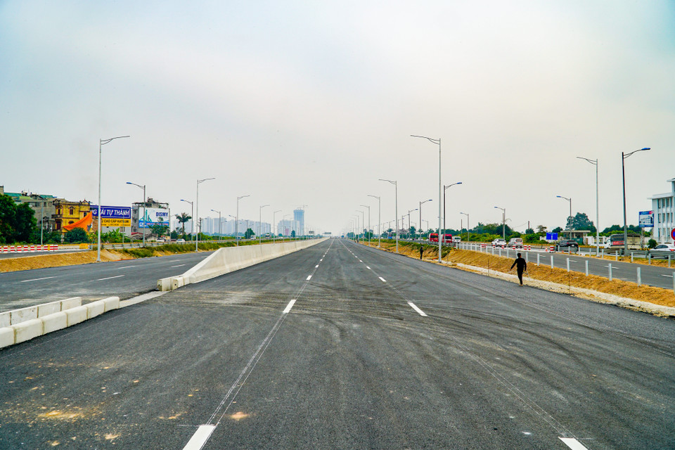 Dải phân cách bằng bêtông cũng đã được lắp đặt. (Ảnh: Minh Hiếu/Vietnam+)