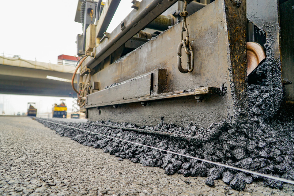 Lớp polymer nhựa của nút giao này đồng đều với cao tốc Hà Nội-Hải Phòng để đảm bảo phương tiện êm thuận khi lưu thông. (Ảnh: Minh Hiếu/Vietnam+)