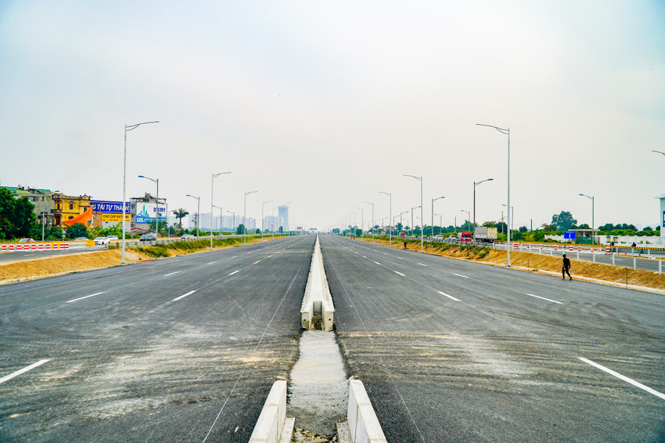 Chiều rộng mặt đường từ 33-51m, thi công đồng bộ hoàn chỉnh hệ thống chiếu sáng, cây xanh. (Ảnh: Minh Hiếu/Vietnam+)