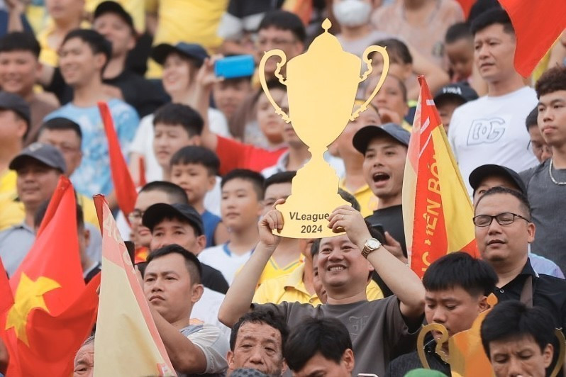 Người hâm mộ Nam Định đến Thiên Trường với hy vọng đội nhà giành chiến thắng để sớm vô địch V-League 2023-24. (Ảnh: Minh Quyết/TTXVN)