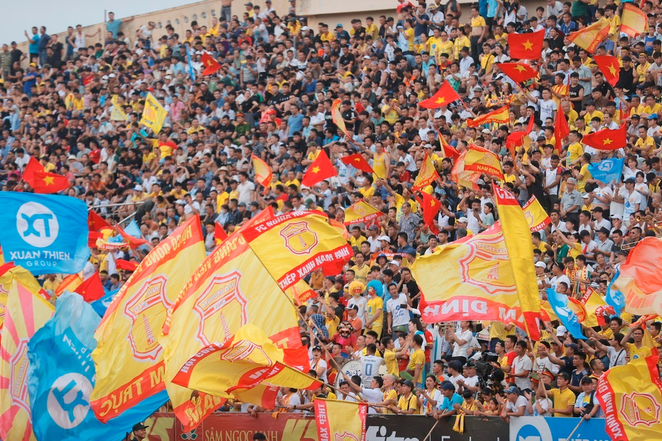 Không khí sôi động trên khán đài sân Thiên Trường. (Ảnh: Minh Quyết/TTXVN)