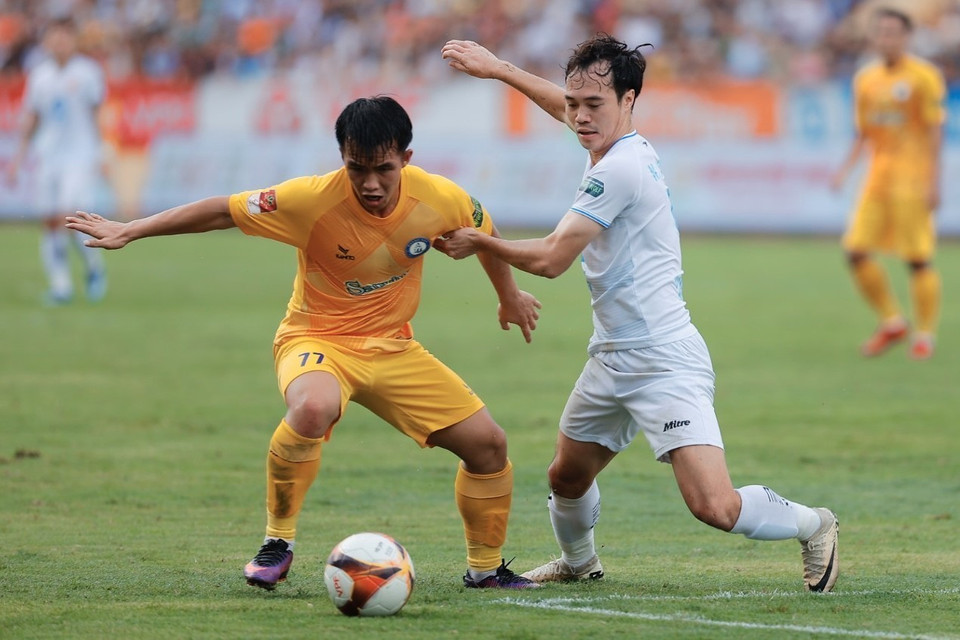 Đáp lại sự mong đợi của người hâm mộ, các cầu thủ Thép Xanh Nam Định nhập cuộc với quyết tâm rất lớn. (Ảnh: Minh Quyết/TTXVN)