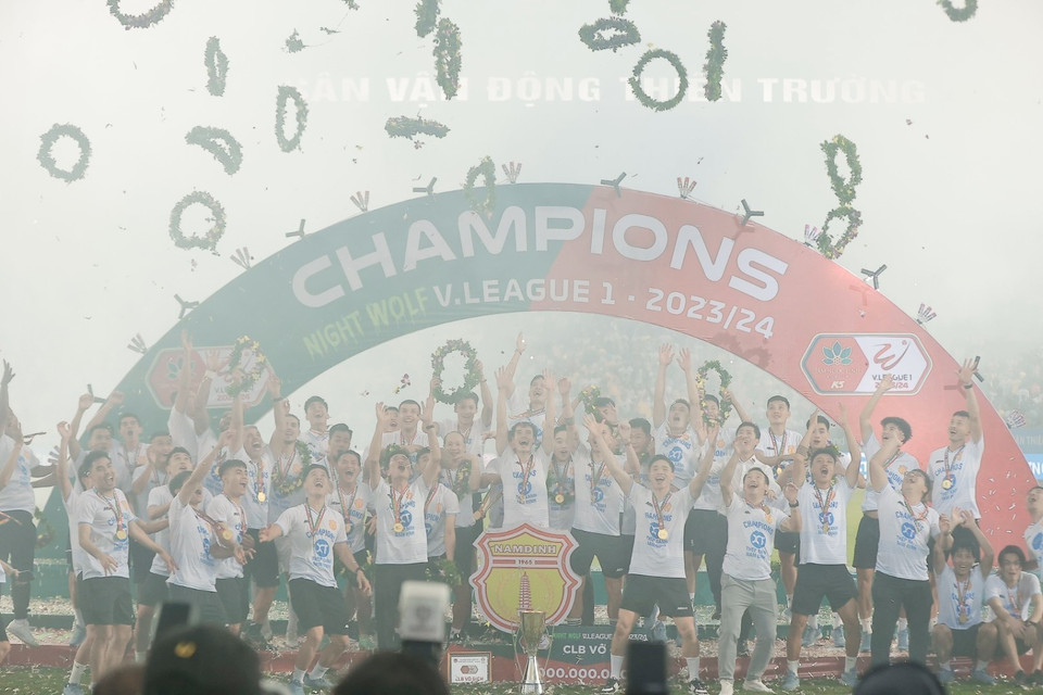 CLB Thép Xanh Nam Định nâng cúp ăn mừng vô địch V-League 2023-24. (Ảnh: Minh Quyết/TTXVN)