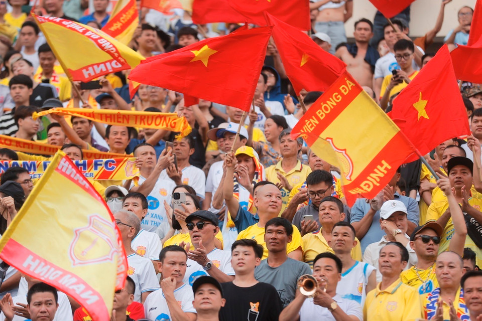 Niềm vui của cổ động viên Nam Định khi chứng kiến đội nhà vô địch. (Ảnh: Minh Quyết/TTXVN)