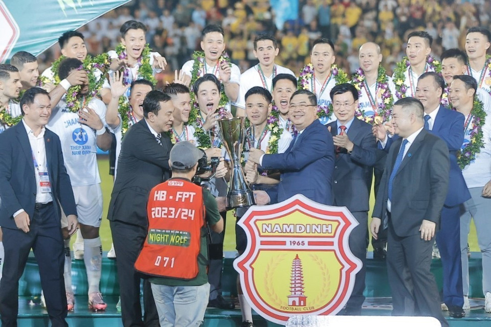 Ban tổ chức trao cup vô địch cho CLB Thép Xanh Nam Định. (Ảnh: Minh Quyết/TTXVN)