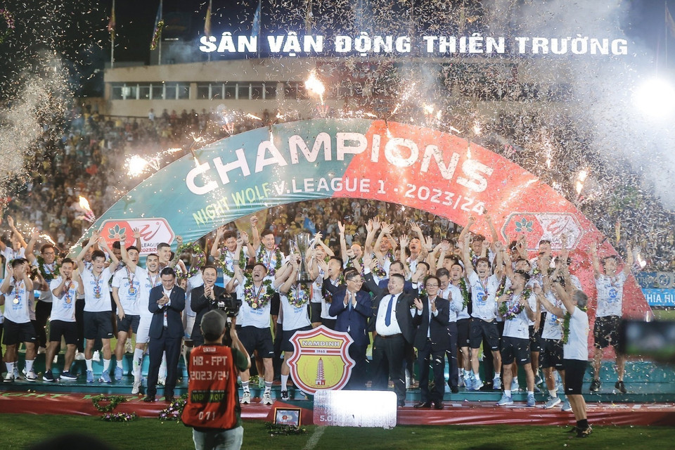 CLB Thép Xanh Nam Định nâng cúp ăn mừng vô địch V-League 2023-24. (Ảnh: Minh Quyết/TTXVN)