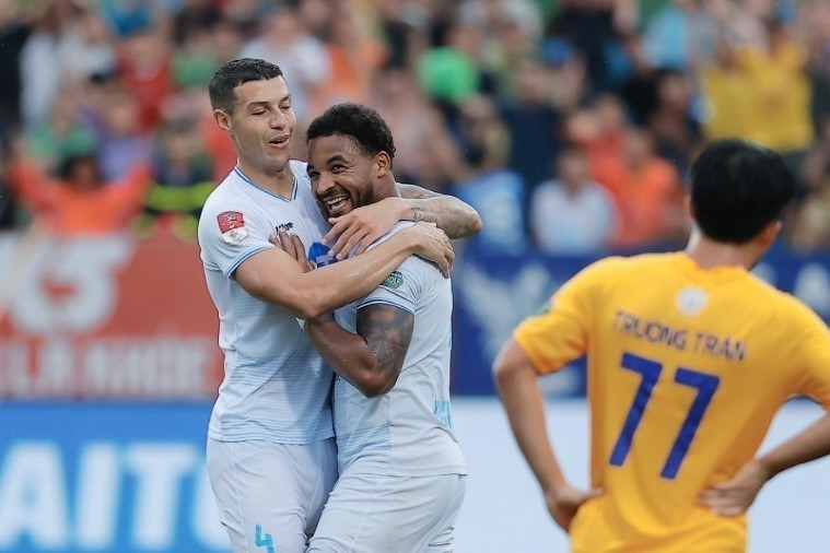 Ngay trong hiệp 1, Nam Định đã dẫn trước Khánh Hòa 2-0 nhờ các bàn thắng của Hendrio và Rafaelson. (Ảnh: Minh Quyết/TTXVN)