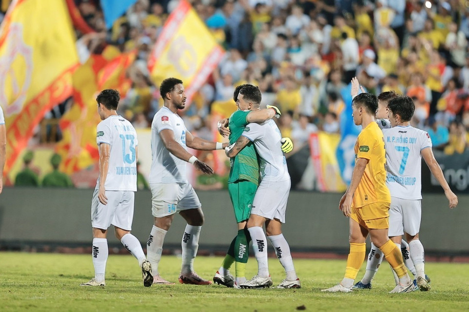 Niềm vui của các cầu thủ Thép Xanh Nam Định khi giành chiến thắng 5-1 trước CLB Khánh Hoà để giành ngôi vô địch sớm 1 vòng đấu. (Ảnh: Minh Quyết/TTXVN)