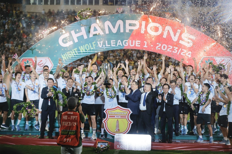 CLB Thép Xanh Nam Định nâng cúp ăn mừng vô địch V-League 2023-24. (Ảnh: Minh Quyết/TTXVN)