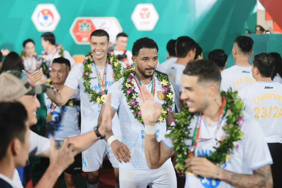 Các cầu thủ Thép Xanh Nam Định ăn mừng chức vô địch. (Ảnh: Minh Quyết/TTXVN)