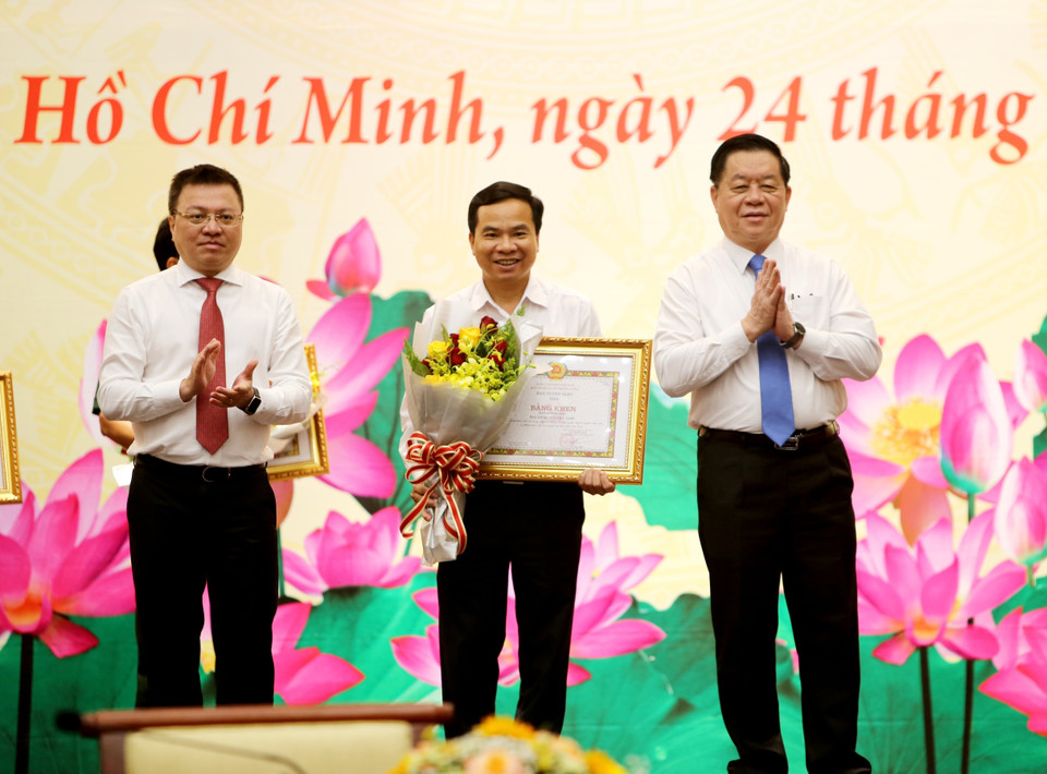 Ban Tuyên giáo Trung ương tặng bằng khen cho các đơn vị có thành tích xuất sắc trong công tác thông tin đối ngoại. (Ảnh: Xuân Khu/TTXVN)