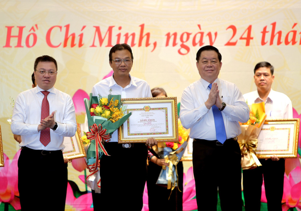 Trưởng Ban Tuyên giáo Trung ương Nguyễn Trọng Nghĩa và Phó trưởng Ban Tuyên giáo Trung ương Lê Quốc Minh trao bằng khen cho các đơn vị có thành tích xuất sắc trong công tác thông tin đối ngoại năm 2022. (Ảnh: Xuân Khu/TTXVN)