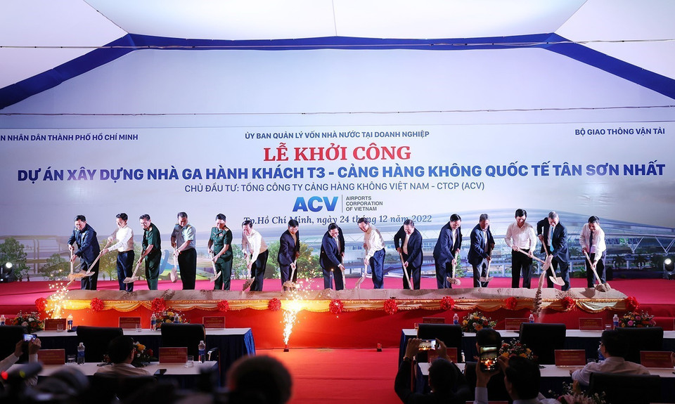 Thủ tướng Phạm Minh Chính và các đại biểu khởi công Dự án xây dựng nhà ga hành khách T3 Cảng hàng không quốc tế Tân Sơn Nhất. (Ảnh: Dương Giang/TTXVN)