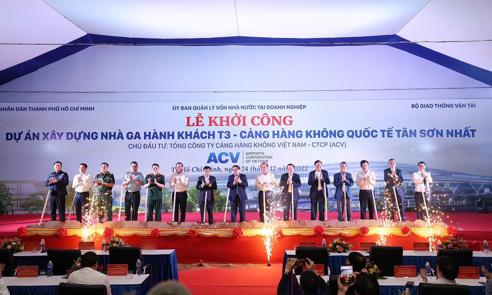 Thủ tướng Phạm Minh Chính và các đại biểu khởi công Dự án xây dựng nhà ga hành khách T3 Cảng hàng không quốc tế Tân Sơn Nhất. (Ảnh: Dương Giang/TTXVN)