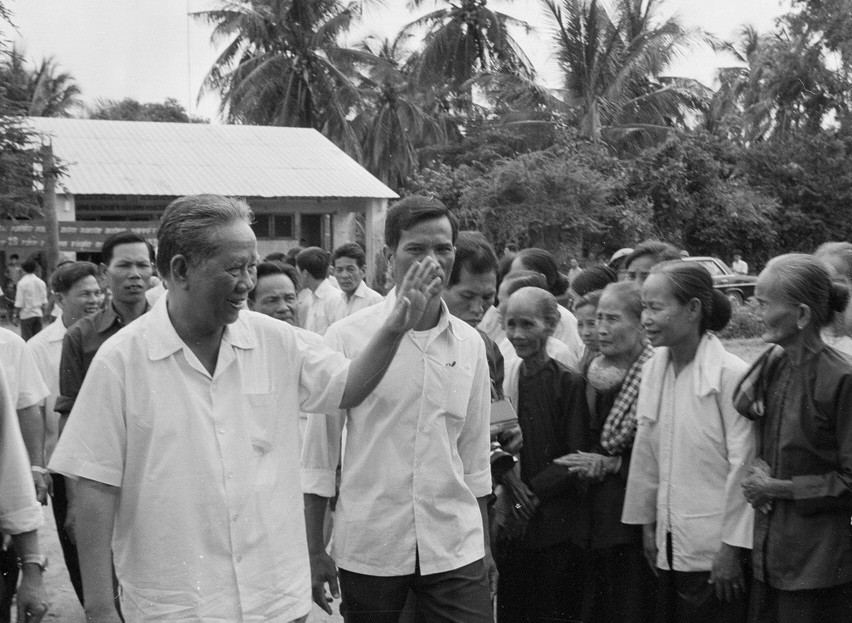 Tổng Bí thư Lê Duẩn thăm cán bộ, nhân dân xã Nhơn Hưng - xã Anh hùng của huyện Tịnh Biên (tỉnh An Giang) có nhiều thành tích trong chiến đấu chống Khmer Đỏ của chế độ diệt chủng Pol Pot (Campuchia), bảo vệ biên giới Tây Nam. (Ảnh: Văn Bảo/TTXVN)