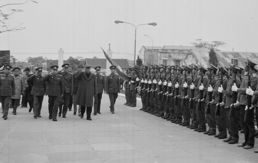 Tổng Bí thư Lê Duẩn thăm Quân chủng Phòng không-Không quân, nhân kỷ niệm 10 năm Chiến thắng "Hà Nội - Điện Biên Phủ trên không" (1982). (Ảnh: Hứa Kiểm/TTXVN)