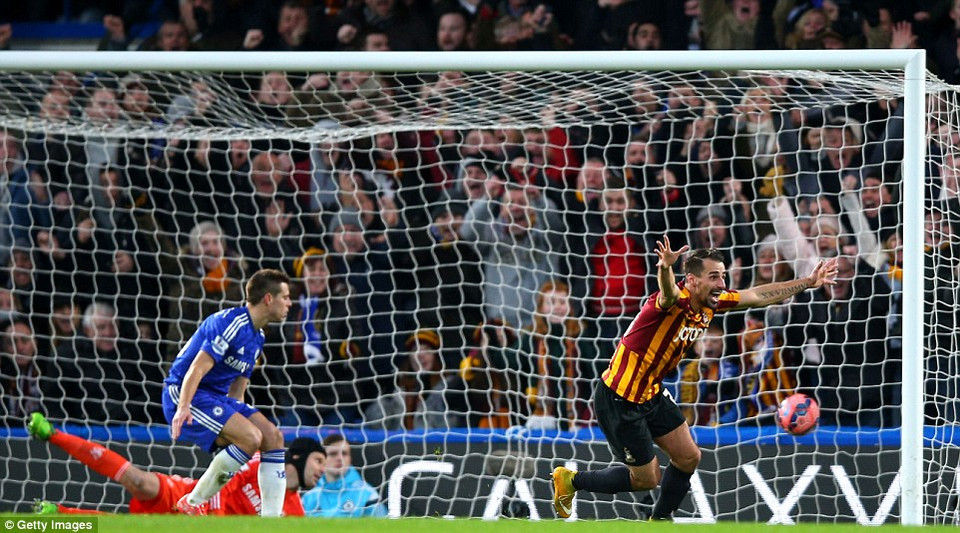 Phút 74, Felipe Morais gỡ hòa 2-2 cho Bradford.