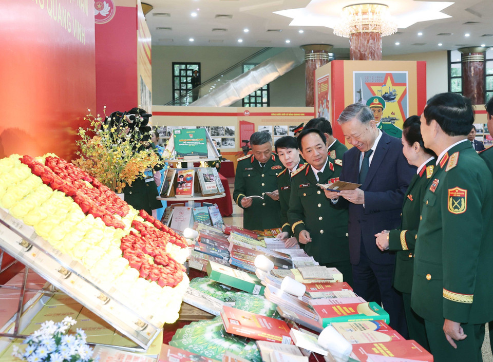 Tổng Bí thư Tô Lâm và các đại biểu xem các ấn phẩm về Quân đội Nhân dân Việt Nam. (Ảnh: Thống Nhất/TTXVN)