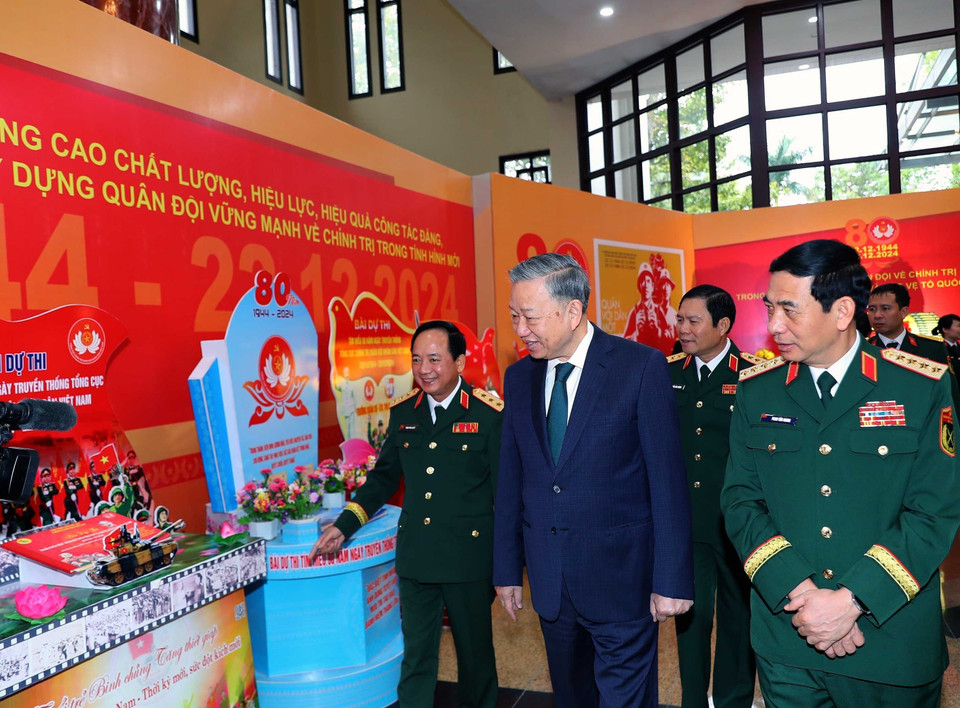 Tổng Bí thư Tô Lâm tham quan gian trưng bày ấn phẩm, sách, tài liệu về Tổng cục Chính trị Quân đội Nhân dân Việt Nam. (Ảnh: Trọng Đức/TTXVN)