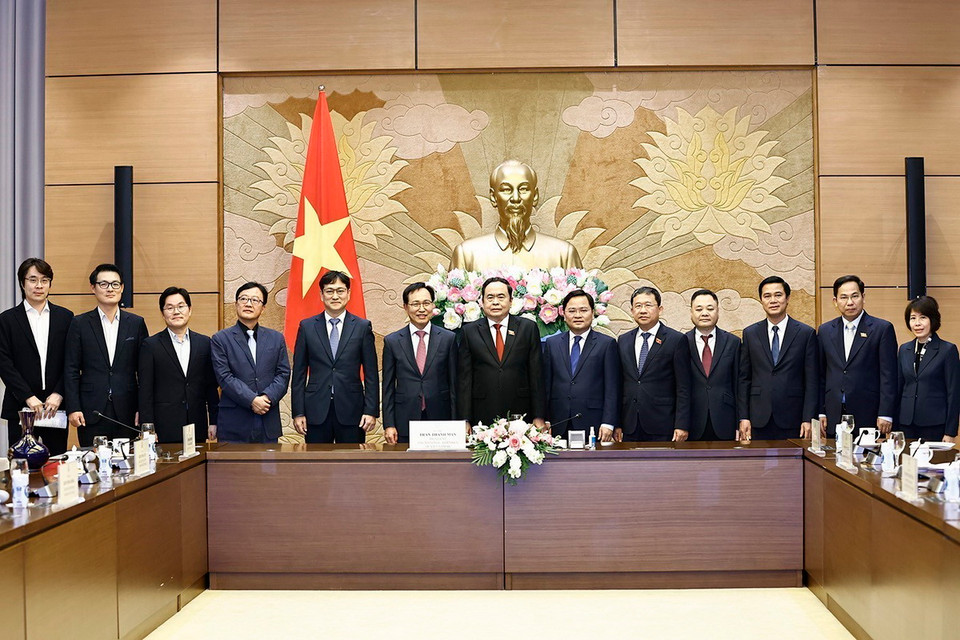 Chủ tịch Quốc hội Trần Thanh Mẫn với đại biểu. (Ảnh: Doãn Tấn/TTXVN)