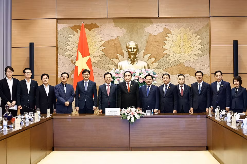 Chủ tịch Quốc hội Trần Thanh Mẫn với đại biểu. (Ảnh: Doãn Tấn/TTXVN)