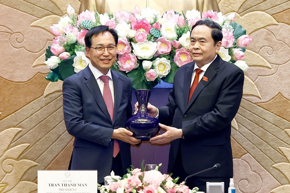 Chủ tịch Quốc hội Trần Thanh Mẫn tặng quà lưu niệm cho Tổng Giám đốc Tổ hợp Samsung Việt Nam Choi Joo Ho. (Ảnh: Doãn Tấn/TTXVN)