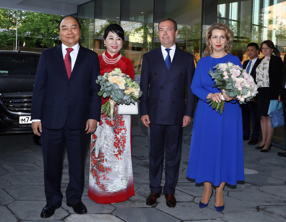 Thủ tướng Nguyễn Xuân Phúc cùng Thủ tướng Dmitri Medvedev và các Phu nhân. (Ảnh: Thống Nhất/TTXVN)