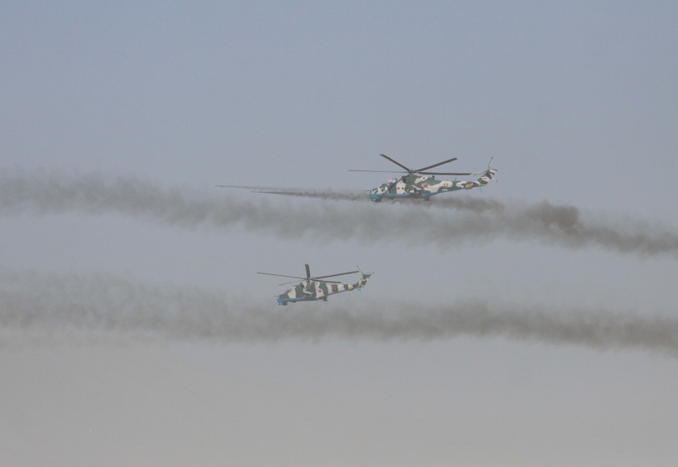 Biên đội máy bay trực thăng tấn công Mi-24 của quân đội Tajikistan không kích vào vị trí cố thủ của những kẻ khủng bố giả định. 