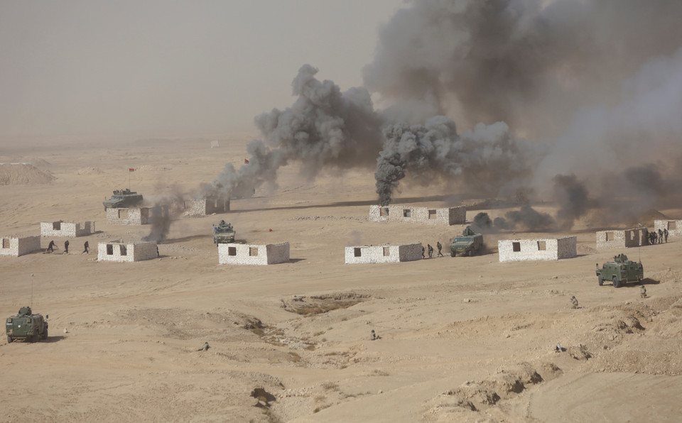 Các lực lượng đặc nhiệm truy quét các vị trí cố thủ của quân khủng bố. (Ảnh: Trần Hiếu/TTXVN)