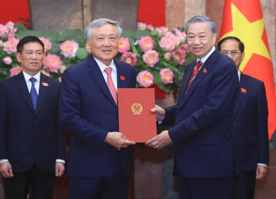 Tổng Bí thư, Chủ tịch nước Tô Lâm trao Quyết định bổ nhiệm cho Phó Thủ tướng Nguyễn Hòa Bình. (Ảnh: Lâm Khánh/TTXVN)