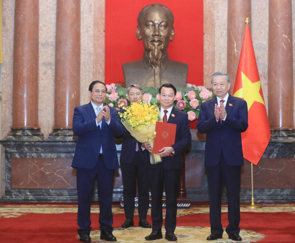 Tổng Bí thư, Chủ tịch nước Tô Lâm trao Quyết định bổ nhiệm, Thủ tướng Phạm Minh Chính tặng hoa chúc mừng Bộ trưởng Bộ Tài nguyên và Môi trường Đỗ Đức Duy. (Ảnh: Lâm Khánh/TTXVN)