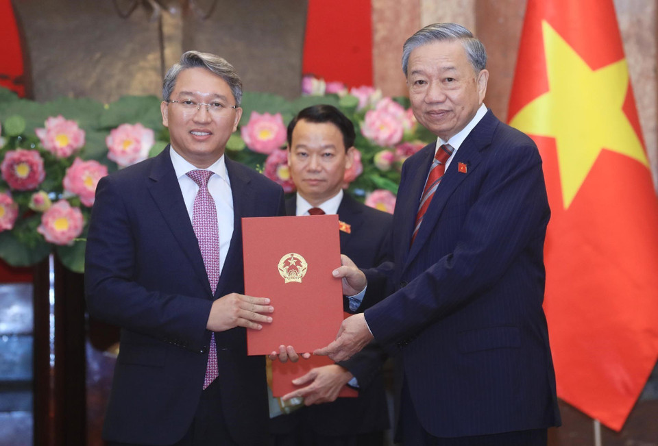 Tổng Bí thư, Chủ tịch nước Tô Lâm trao Quyết định bổ nhiệm cho Bộ trưởng Bộ Tư pháp Nguyễn Hải Ninh. (Ảnh: Lâm Khánh/TTXVN)