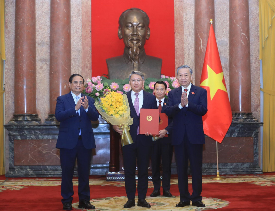 Tổng Bí thư, Chủ tịch nước Tô Lâm trao Quyết định bổ nhiệm, Thủ tướng Phạm Minh Chính tặng hoa chúc mừng Bộ trưởng Bộ Tư pháp Nguyễn Hải Ninh. (Ảnh: Lâm Khánh/TTXVN)