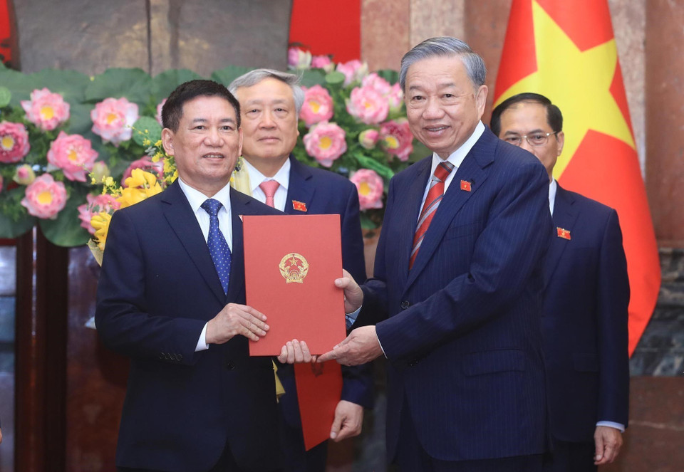 Tổng Bí thư, Chủ tịch nước Tô Lâm trao Quyết định bổ nhiệm cho Phó Thủ tướng Hồ Đức Phớc. (Ảnh: Lâm Khánh/TTXVN)