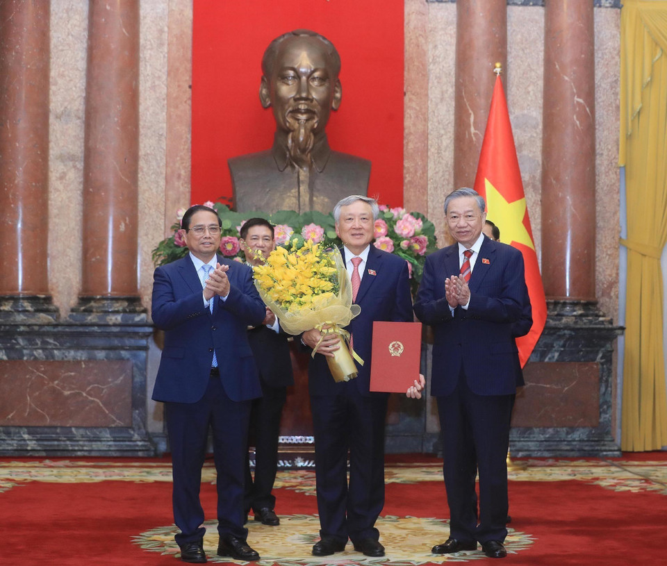 Tổng Bí thư, Chủ tịch nước Tô Lâm trao Quyết định bổ nhiệm, Thủ tướng Phạm Minh Chính tặng hoa chúc mừng Phó Thủ tướng Nguyễn Hòa Bình.(Ảnh: Lâm Khánh/TTXVN)