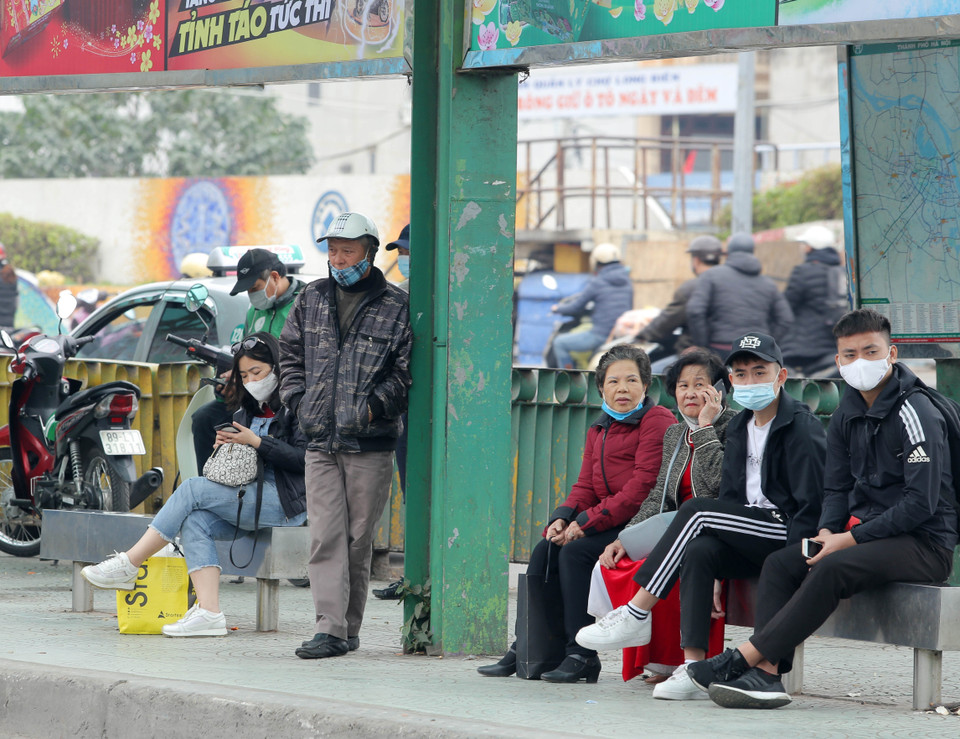 Người lớn tuổi là những đối tượng dễ bị tổn thương bởi dịch COVID-19, nhưng nhiều người vẫn còn chủ quan với việc không đeo khẩu trang hoặc đeo khẩu trang không đúng cách (ảnh chụp lúc 11h ngày 29/1/2021 tại Bến xe buýt Long Biên).(Ảnh: Hoàng Hiếu/TTXVN)
