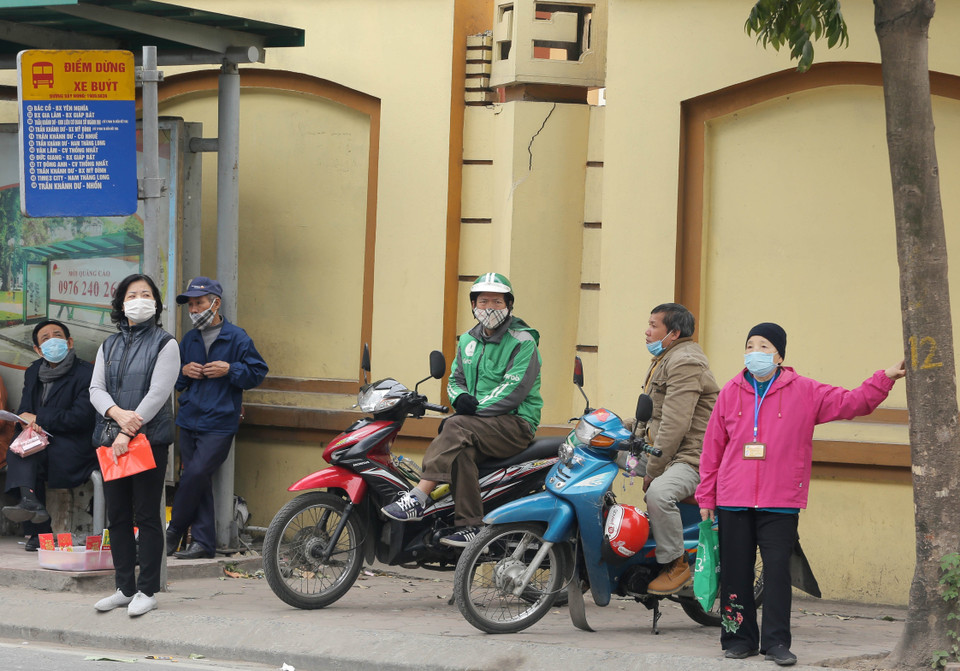 Nhiều người vẫn còn chủ quan với việc không đeo khẩu trang hoặc đeo khẩu trang không đúng cách (ảnh chụp lúc 10h40 ngày 29/1/2021 tại trạm xe buýt Trần Hưng Đạo, trước cổng bệnh viện Quân y 108). (Ảnh: Hoàng Hiếu/TTXVN)