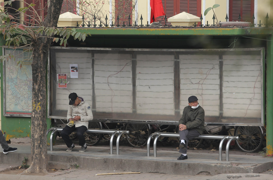 Người lớn tuổi là những đối tượng dễ bị tổn thương bởi dịch COVID-19, nhưng nhiều người vẫn còn chủ quan với việc không đeo khẩu trang hoặc đeo khẩu trang không đúng cách (ảnh chụp lúc 10h ngày 29/1/2021 tại đường Trần Quang Khải) (Ảnh: Hoàng Hiếu/TTXVN)