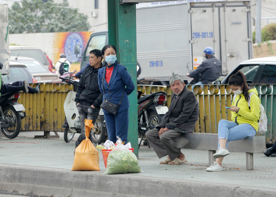 Người lớn tuổi là những đối tượng dễ bị tổn thương bởi dịch COVID-19, nhưng nhiều người vẫn còn chủ quan với việc không đeo khẩu trang hoặc đeo khẩu trang không đúng cách (ảnh chụp lúc 11h ngày 29/1/2021 tại Bến xe buýt Long Biên). (Ảnh: Hoàng Hiếu/TTXVN)