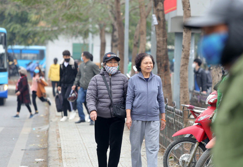 Nhiều người vẫn còn chủ quan với việc không đeo khẩu trang hoặc đeo khẩu trang không đúng cách (ảnh chụp lúc 10h30 ngày 29/1/2021 tại Bến xe buýt Long Biên). (Ảnh: Hoàng Hiếu/TTXVN)