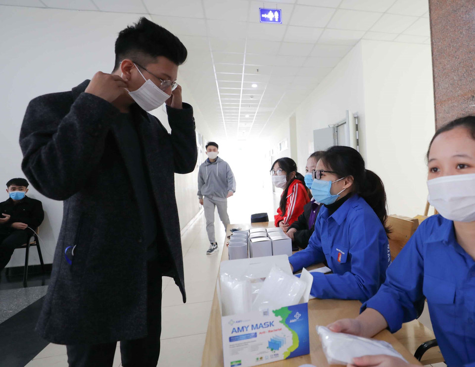 Sinh viên trường Đại học Bách khoa Hà Nội thực hiện nghiêm túc việc đeo khẩu trang (ảnh chụp sáng 29/1).(Ảnh: Thanh Tùng/TTXVN)
