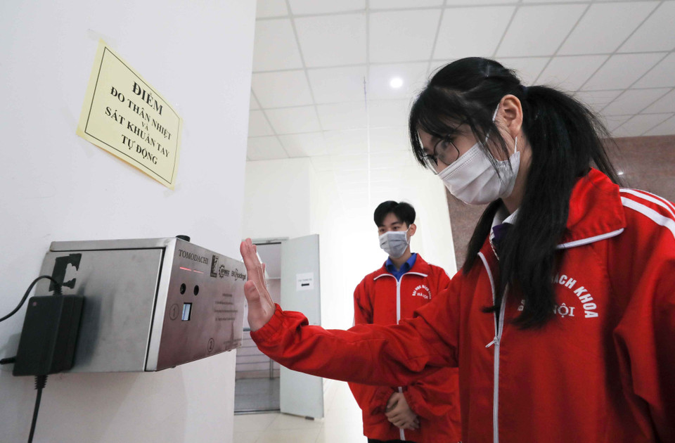 Sinh viên trường Đại học Bách khoa Hà Nội thực hiện nghiêm túc việc đeo khẩu trang (ảnh chụp sáng 29/1).(Ảnh: Thanh Tùng/TTXVN)